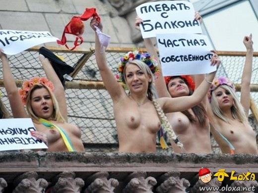 235_242-topless-afp2