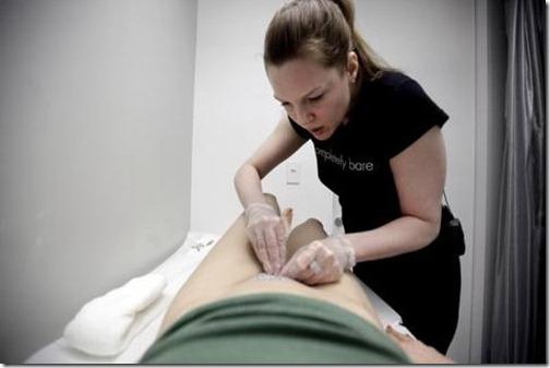 Enfeitando a vagina com strass