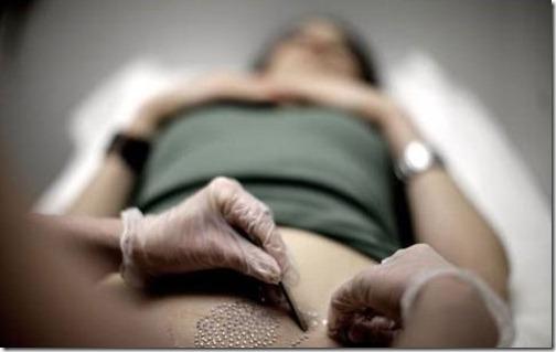 Enfeitando a vagina com strass