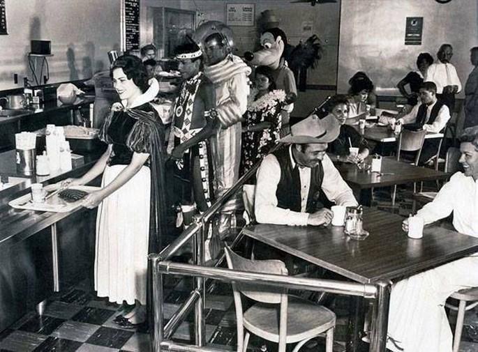 Fotos históricas que todo mundo devia ver 15 6. Cafeteria de Disney en 1961
