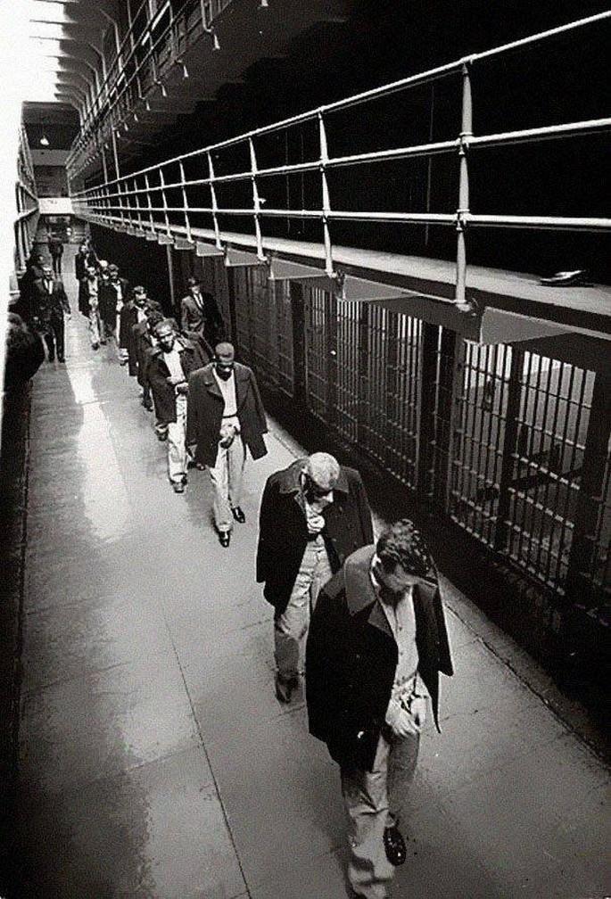 Fotos históricas que todo mundo devia ver 16 7. Ultimos prisioneros abandonando la Isla de Alcatraz 1963