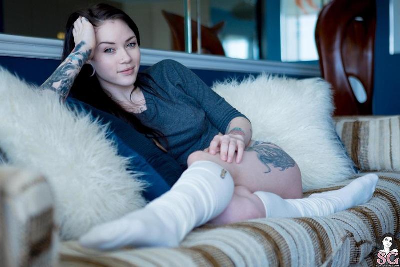 8Bit Suicide Girls morena gostosa muito safadinha bem delicia no sofá