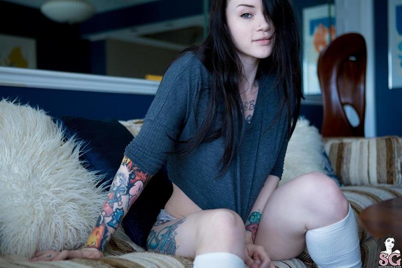 Morena gostosa muito safadinha bem delicia no sofá