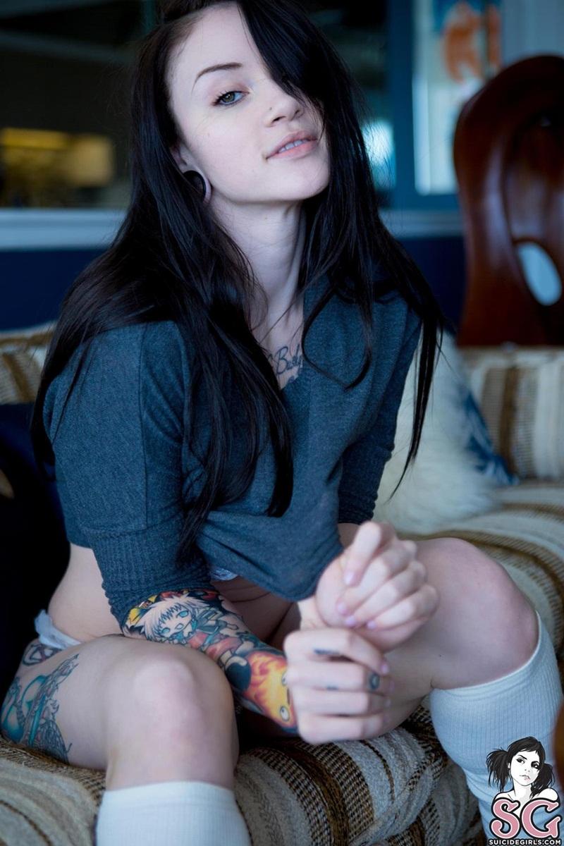 Morena gostosa muito safadinha bem delicia no sofá