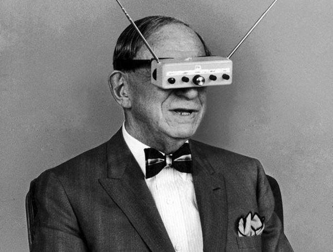 Fotos históricas que todo mundo devia ver 14 9. Hugo Gernsback y su televisor portatil de 1963