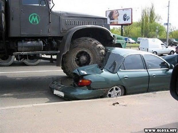 Acidentes automobilisticos incriveis sem nenhum sentido 14