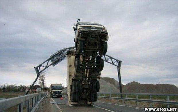 Acidentes automobilisticos incriveis sem nenhum sentido 8