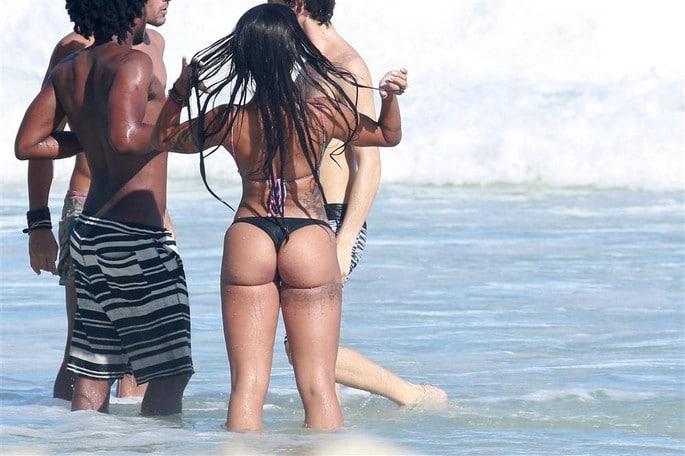 Aline Riscado de biquíni enfiado até a alma, andando na areia da praia com a bunda mais famosa do verão