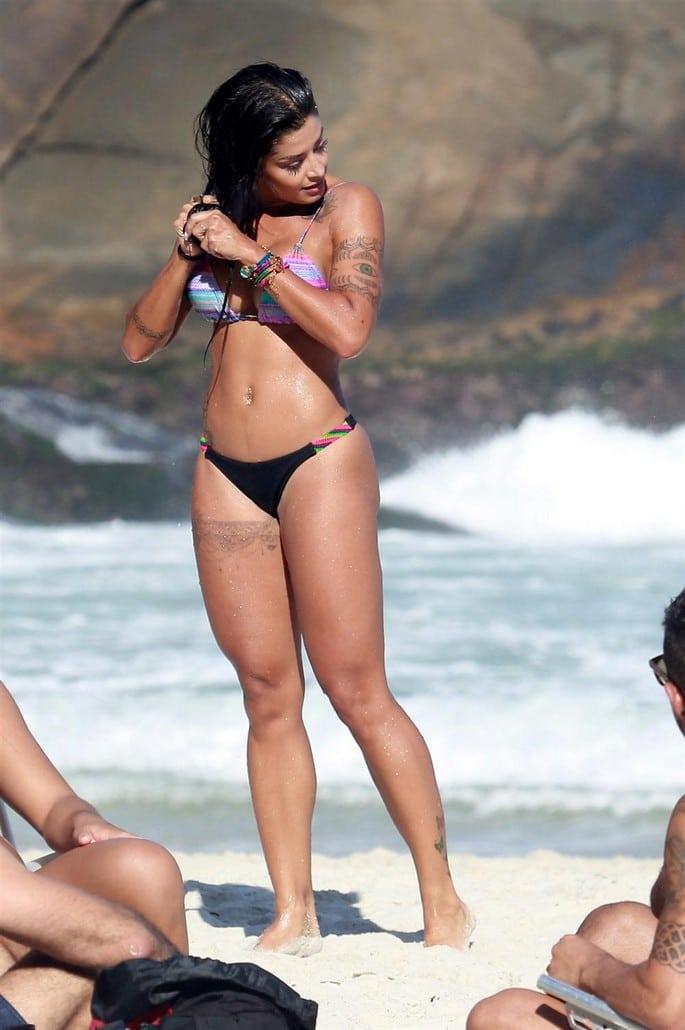 Aline Riscado nas praias do Rio de Janeiro 10