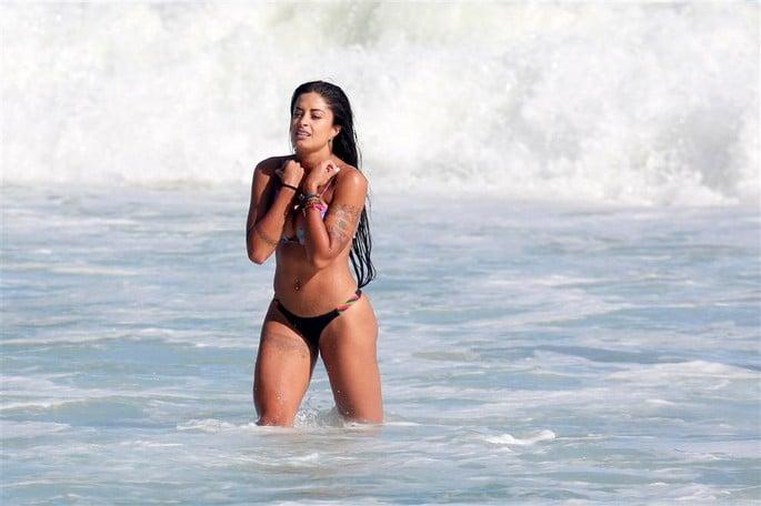 Aline Riscado nas praias do Rio de Janeiro 11