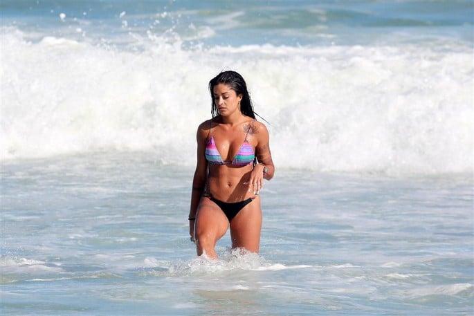 Aline Riscado nas praias do Rio de Janeiro 12