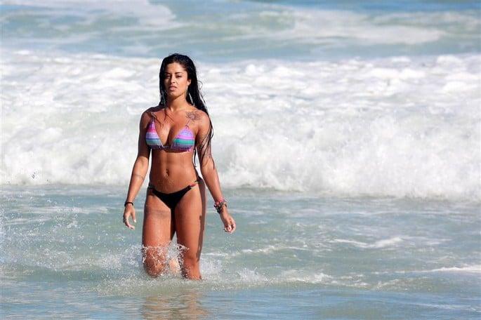 Aline Riscado nas praias do Rio de Janeiro 14