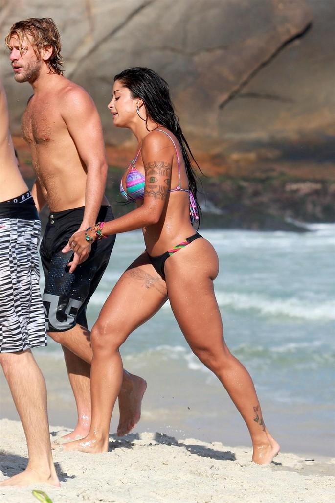 Aline Riscado nas praias do Rio de Janeiro 26