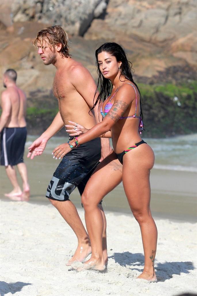 Aline Riscado nas praias do Rio de Janeiro 27