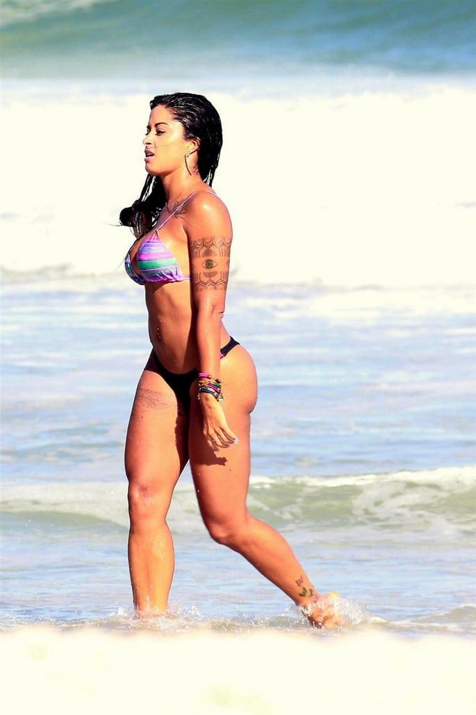 Aline Riscado nas praias do Rio de Janeiro