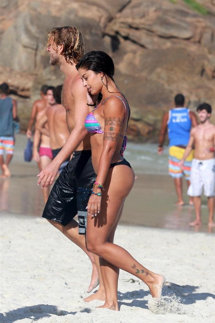 Aline Riscado nas praias do Rio de Janeiro 30