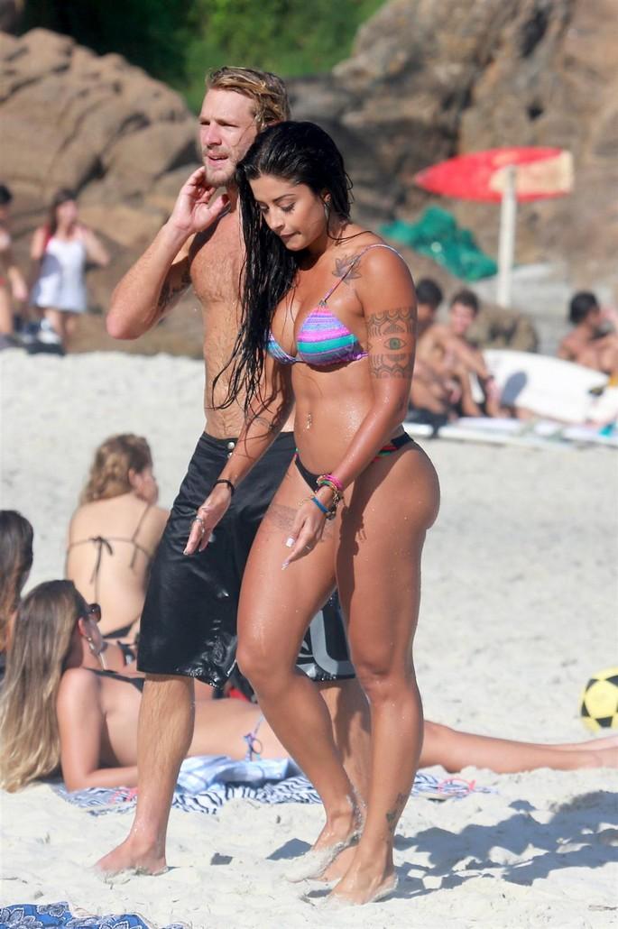 Aline Riscado nas praias do Rio de Janeiro 31