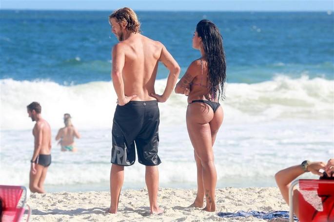 Aline Riscado nas praias do Rio de Janeiro 37