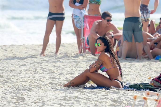 Aline Riscado nas praias do Rio de Janeiro 40