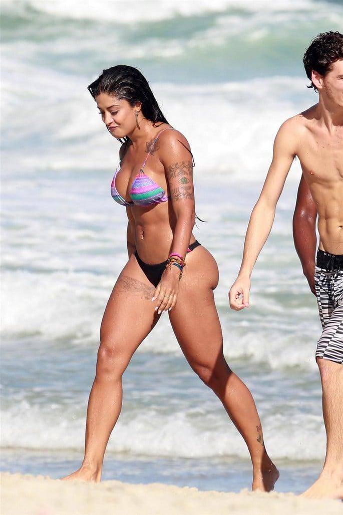 Aline Riscado nas praias do Rio de Janeiro 6