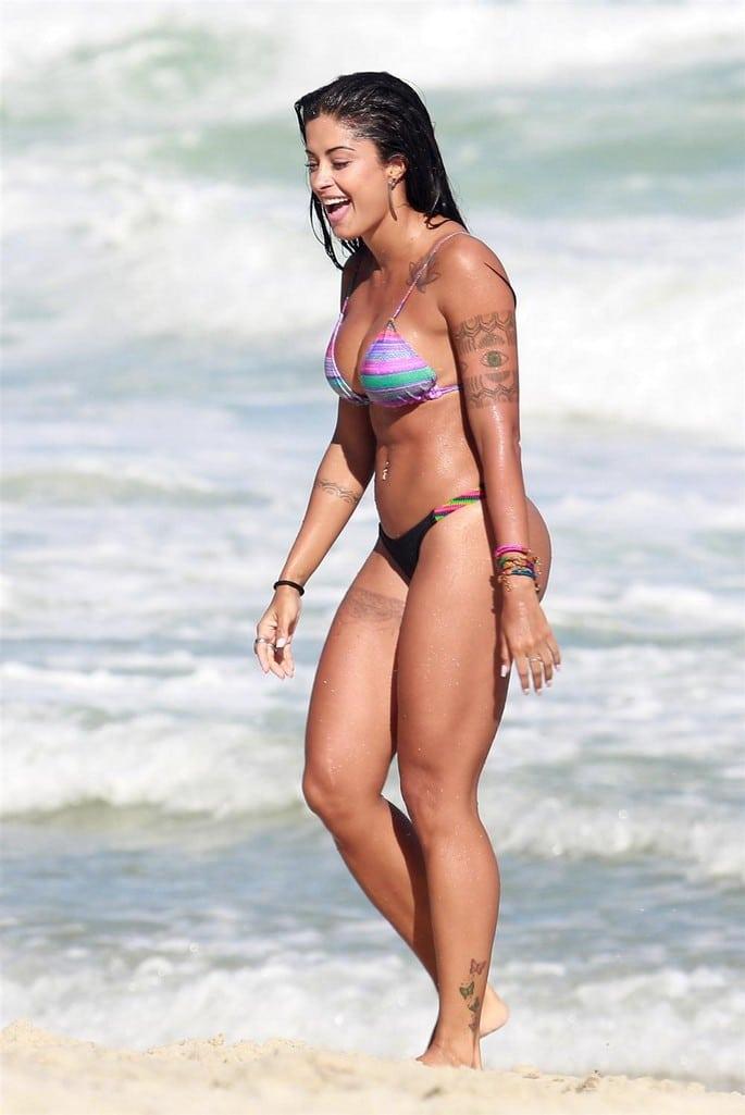Aline Riscado nas praias do Rio de Janeiro 7