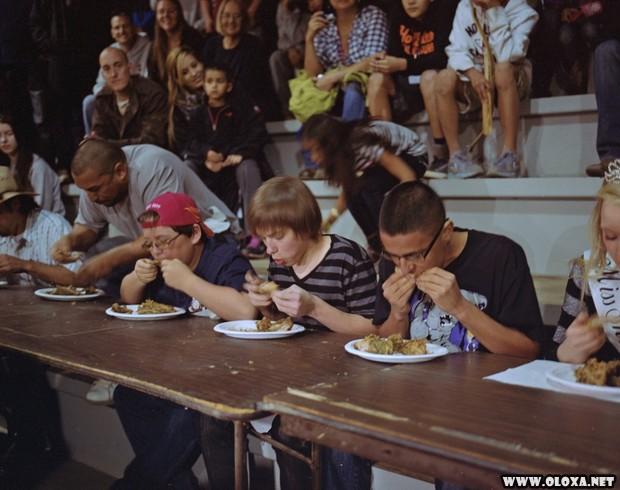 BIZARRO Americanos consomem milhares de cascaveis em festival 10