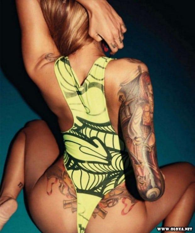 Belas garotas com armas tatuadas 12