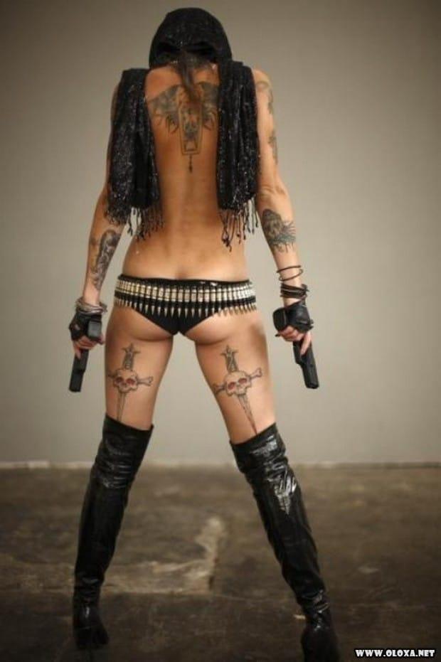 Belas garotas com armas tatuadas 15