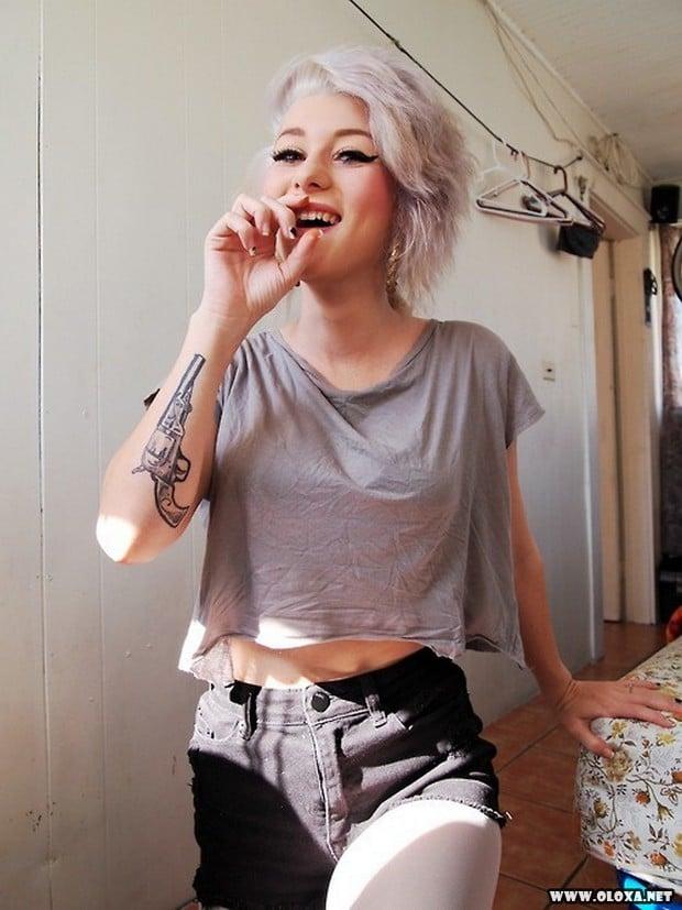 Belas garotas com armas tatuadas 21