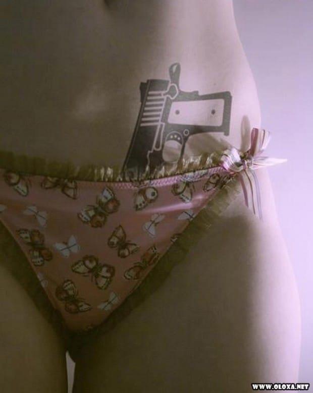Belas garotas com armas tatuadas 24