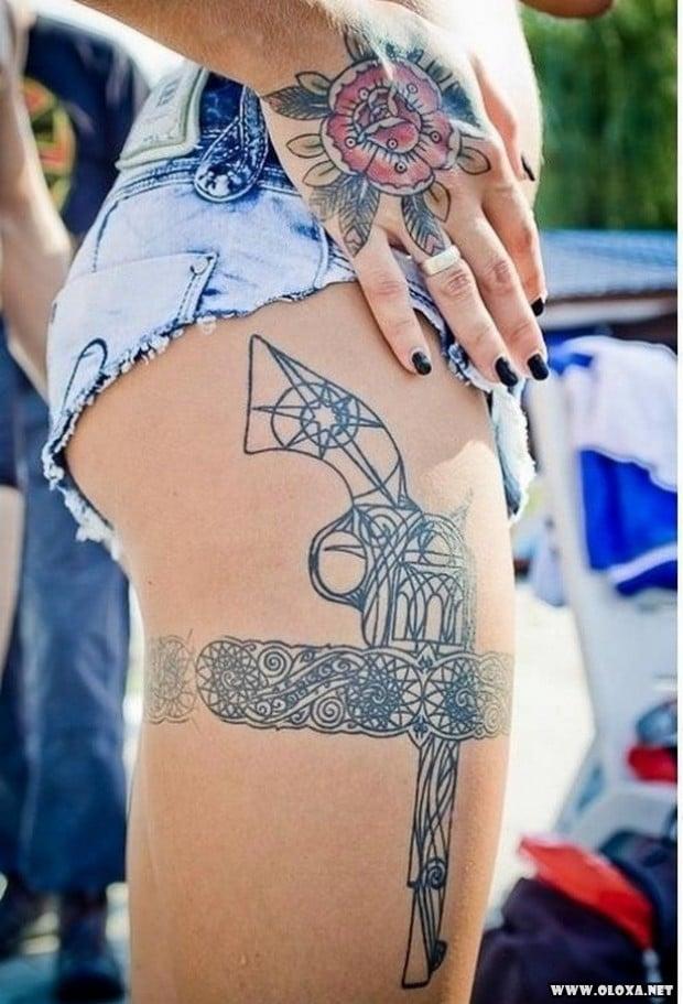 Belas garotas com armas tatuadas 27