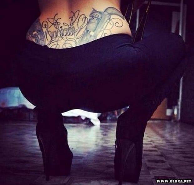 Belas garotas com armas tatuadas 28