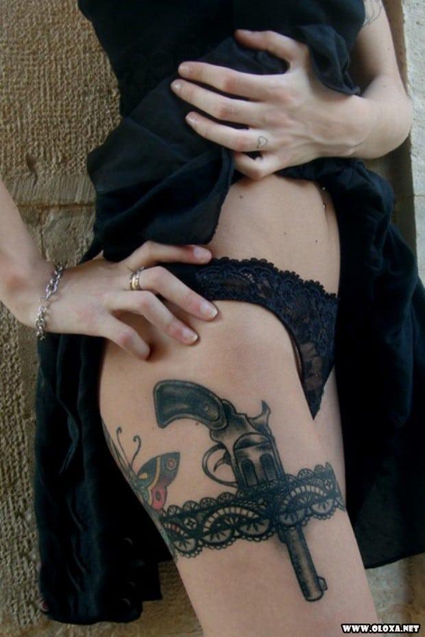 Belas garotas com armas tatuadas 9