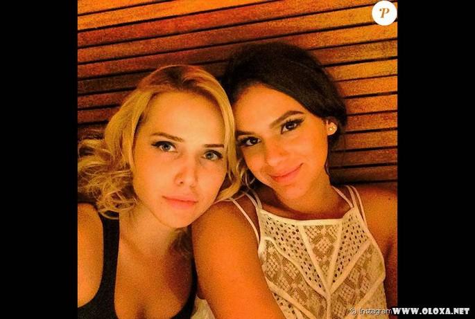 Bruna Marquezine grava seminua en cena de sexo com Letícia Colin (3)