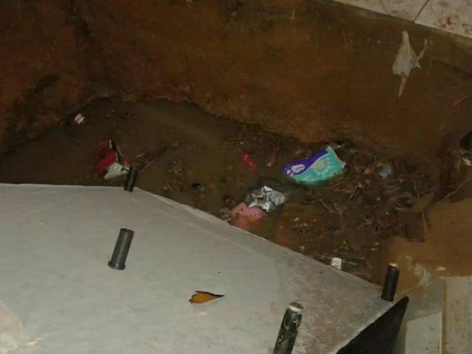 Casal cai em fossa que se abriu em quarto enquanto dormiam