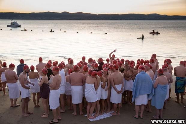 Centenas de australianos mergulham nus para celebrar o inverno 10