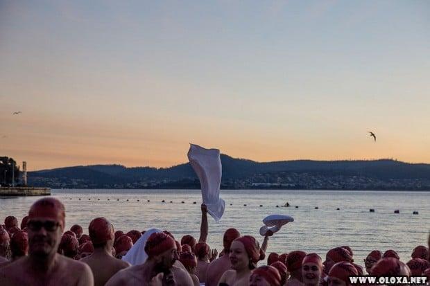 Centenas de australianos mergulham nus para celebrar o inverno 12