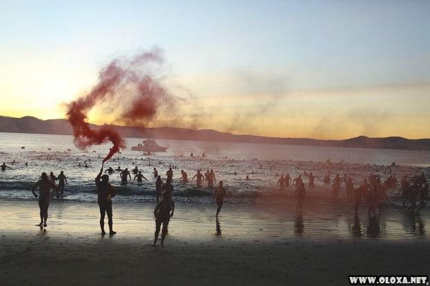 Centenas de australianos mergulham nus para celebrar o inverno 2
