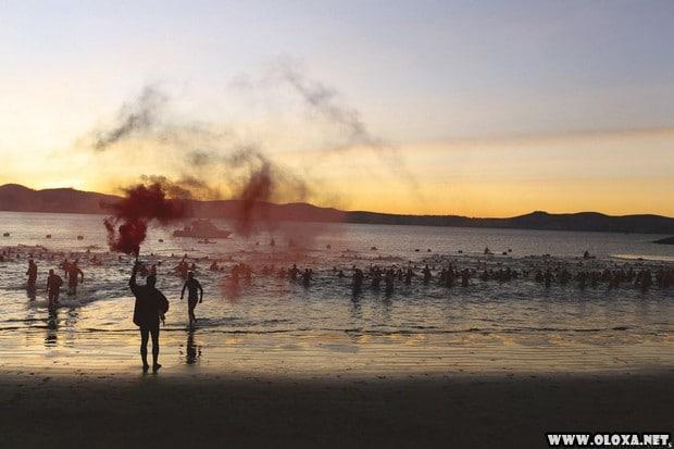 Centenas de australianos mergulham nus para celebrar o inverno 7