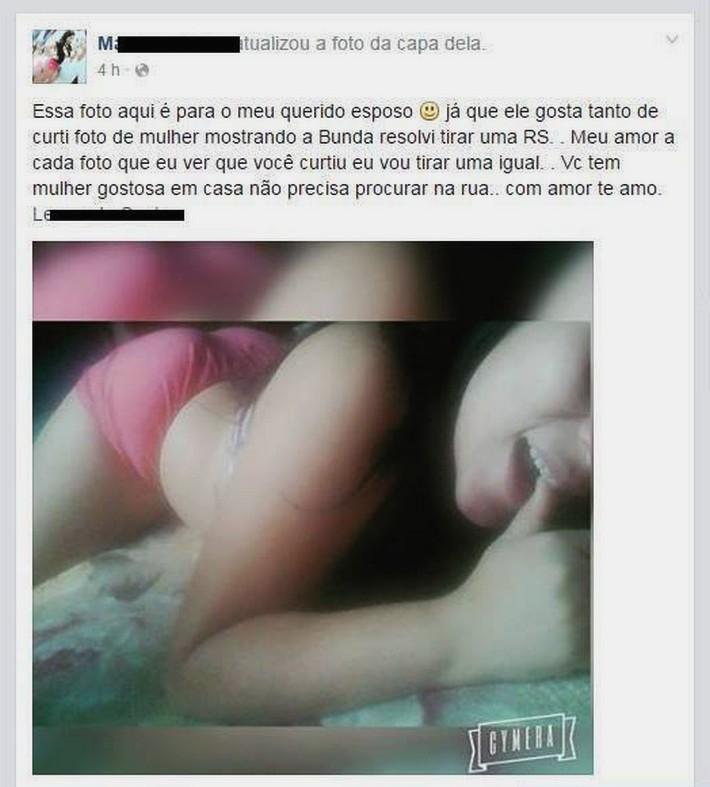 Mulher de calcinha rosa posando de lado, com sorriso debochado e pose de “toma essa, amor”