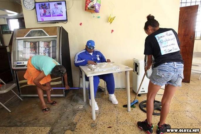 Defunto é velado em bar, sentado, jogando dominó (2)