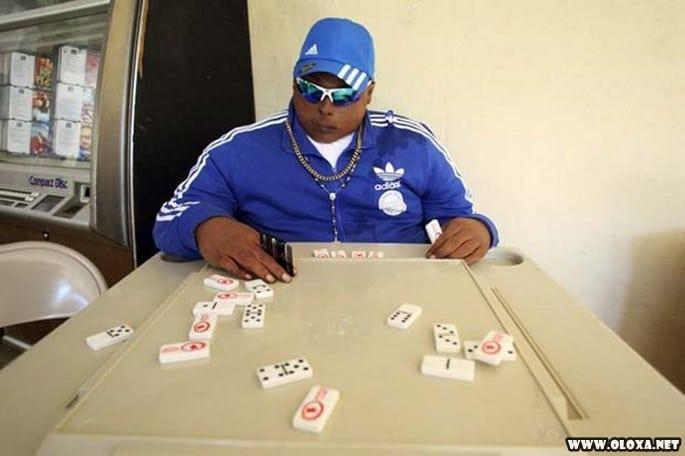 Defunto é velado em bar, sentado, jogando dominó (3)