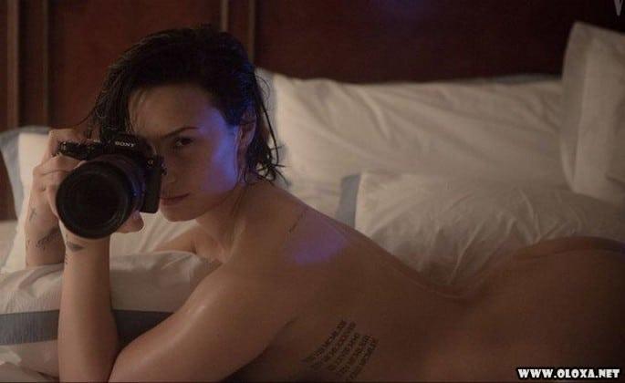 Demi Lovato nua, deitada em lençol branco, olhando para a câmera com segurança e sensualidade Demi Lovato nua, deitada em lençol branco, olhando para a câmera com segurança e sensualidade