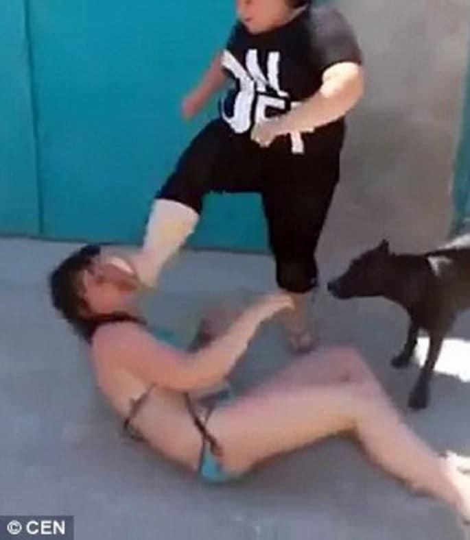 Esposas com raiva espancam amante que dava para seus maridos (11)