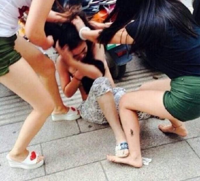 Esposas com raiva espancam amante que dava para seus maridos 2 (2)