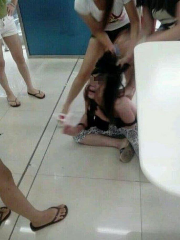 Esposas com raiva espancam amante que dava para seus maridos 2 (5)