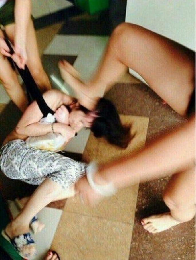 Esposas com raiva espancam amante que dava para seus maridos 2 (6)