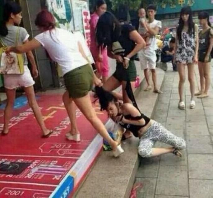 Esposas com raiva espancam amante que dava para seus maridos 2 (8)