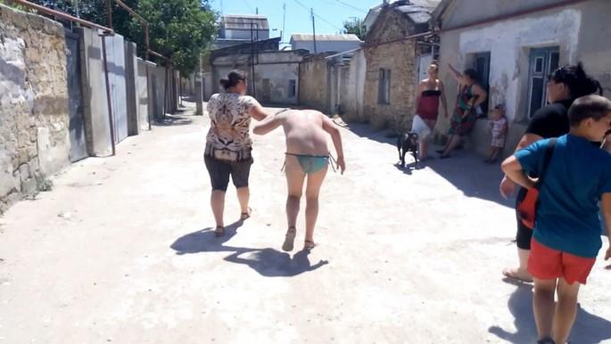 Esposas com raiva espancam amante que dava para seus maridos (4)