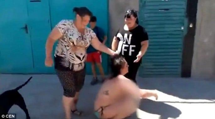 Esposas com raiva espancam amante que dava para seus maridos (8)